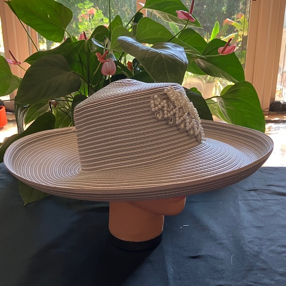 Elegant Wide-Brimmed Hat with Floral Embellishment - Picture 4 of 5